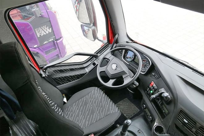 FAW Faw J6P Box Truck 4X2 for Sale in Sierra Leone - משאית תיבה: תמונה 4 FAW Faw J6P Box Truck 4X2 for Sale in Sierra Leone - משאית תיבה: תמונה 4