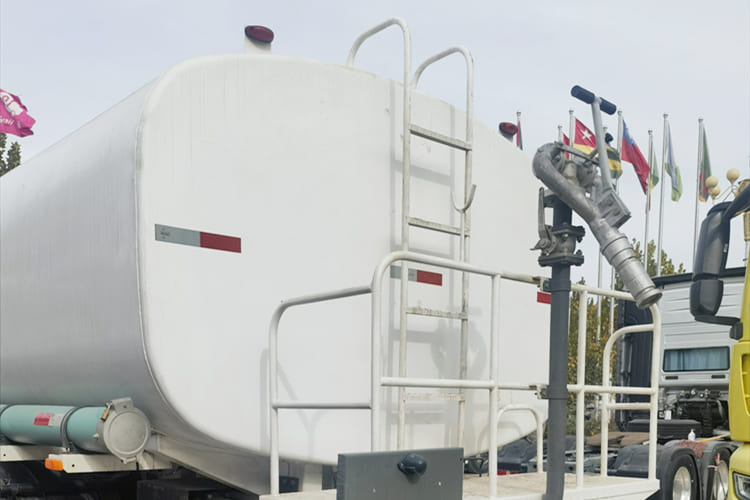 Howo Howo Water Tank Truck for Sale in Zambia - משאית מכל: תמונה 3 Howo Howo Water Tank Truck for Sale in Zambia - משאית מכל: תמונה 3