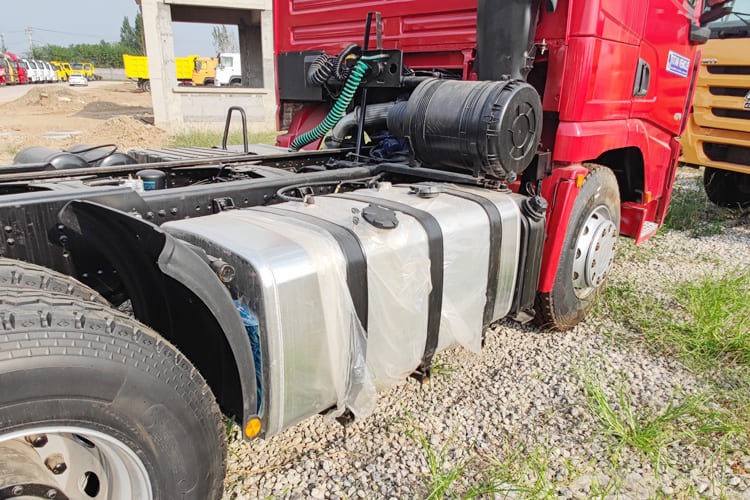 SHACMAN Second Hand Shacman Tractor Trailer for Sale in Tanzania - יחידת טרקטור: תמונה 5 SHACMAN Second Hand Shacman Tractor Trailer for Sale in Tanzania - יחידת טרקטור: תמונה 5