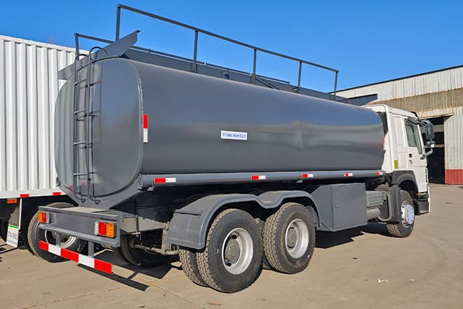 SINOTRUK 2025 New Howo Oil Tanker Trucks for Sale in Congo - משאית מכל: תמונה 3 SINOTRUK 2025 New Howo Oil Tanker Trucks for Sale in Congo - משאית מכל: תמונה 3