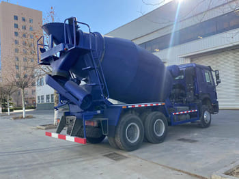 SINOTRUK Cement Mixer Lorry for Sale in Namibia - משאית מערבלת בטון: תמונה 3 SINOTRUK Cement Mixer Lorry for Sale in Namibia - משאית מערבלת בטון: תמונה 3