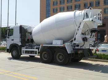 SINOTRUK Concrete Mixer Truck for Sale in Ghana - משאית מערבלת בטון: תמונה 2 SINOTRUK Concrete Mixer Truck for Sale in Ghana - משאית מערבלת בטון: תמונה 2