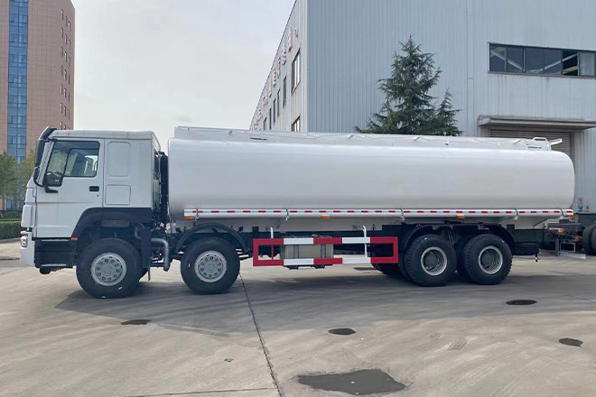 SINOTRUK Howo 371 Petrol Tank Truck Price for Sale in Saudi Arabia - משאית מכל: תמונה 2 SINOTRUK Howo 371 Petrol Tank Truck Price for Sale in Saudi Arabia - משאית מכל: תמונה 2