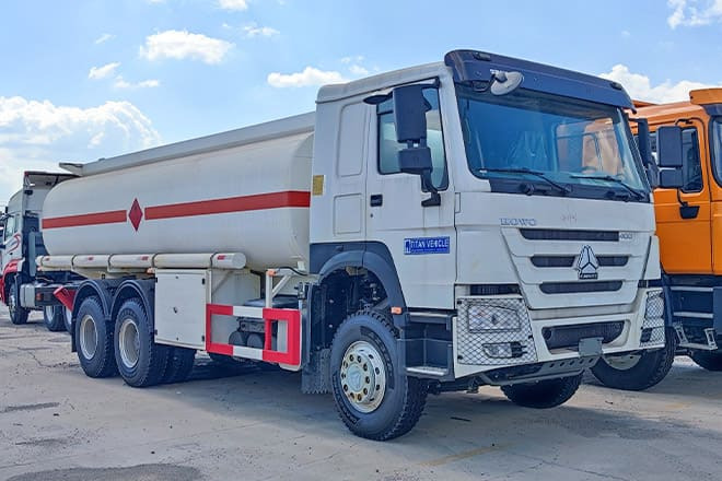 SINOTRUK Howo 400 Diesel Tanker Truck for Sale in Nigeria - משאית מכל: תמונה 1 SINOTRUK Howo 400 Diesel Tanker Truck for Sale in Nigeria - משאית מכל: תמונה 1