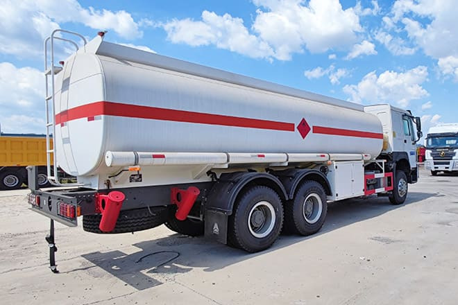 SINOTRUK Howo 400 Diesel Tanker Truck for Sale in Nigeria - משאית מכל: תמונה 4 SINOTRUK Howo 400 Diesel Tanker Truck for Sale in Nigeria - משאית מכל: תמונה 4