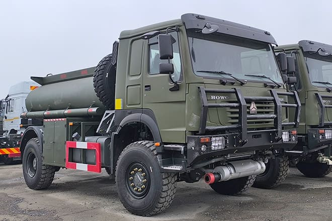 SINOTRUK Howo 4X2 Small Fuel Tanker Truck for Sale in Zambia - משאית מכל: תמונה 1 SINOTRUK Howo 4X2 Small Fuel Tanker Truck for Sale in Zambia - משאית מכל: תמונה 1