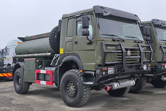 SINOTRUK Howo 4X2 Small Fuel Tanker Truck for Sale in Zambia - משאית מכל: תמונה 4 SINOTRUK Howo 4X2 Small Fuel Tanker Truck for Sale in Zambia - משאית מכל: תמונה 4