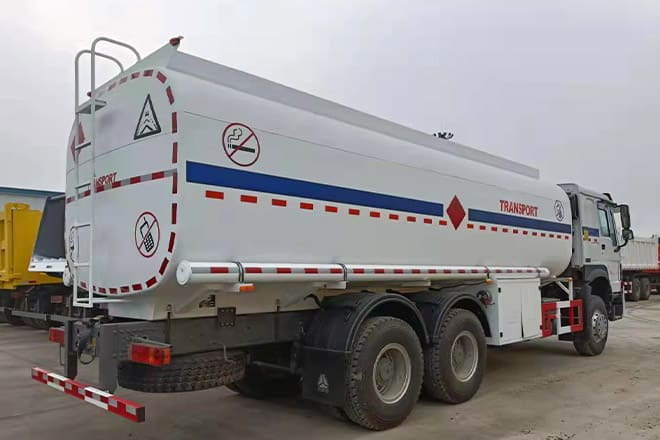 SINOTRUK Howo 6X4 Oil Truck Price for Sale in Djibouti - משאית מכל: תמונה 3 SINOTRUK Howo 6X4 Oil Truck Price for Sale in Djibouti - משאית מכל: תמונה 3