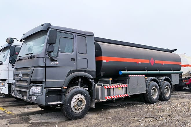 SINOTRUK Howo 6x4 380 Oil Truck for Sale in Mali - משאית מכל: תמונה 1 SINOTRUK Howo 6x4 380 Oil Truck for Sale in Mali - משאית מכל: תמונה 1