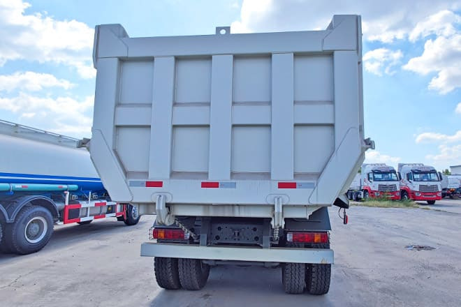 SINOTRUK Howo 8x4 Tipper Truck for Sale in Guinea - מזהיר: תמונה 4 SINOTRUK Howo 8x4 Tipper Truck for Sale in Guinea - מזהיר: תמונה 4