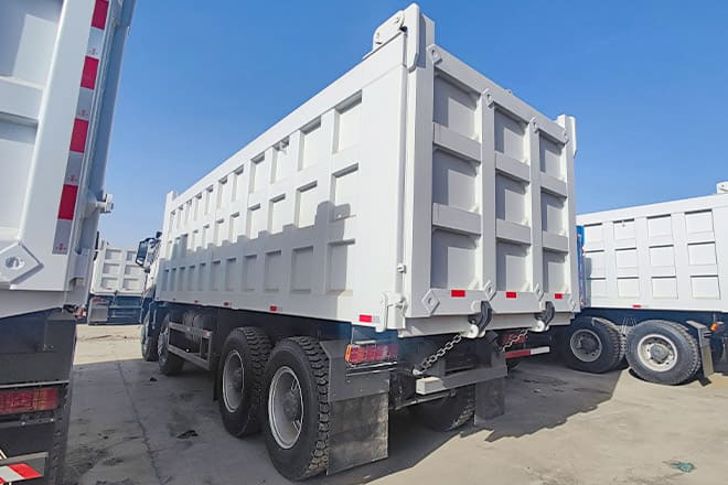 SINOTRUK Sino Howo 8x4 Dump truck for Sale in Senegal - מזהיר: תמונה 3 SINOTRUK Sino Howo 8x4 Dump truck for Sale in Senegal - מזהיר: תמונה 3