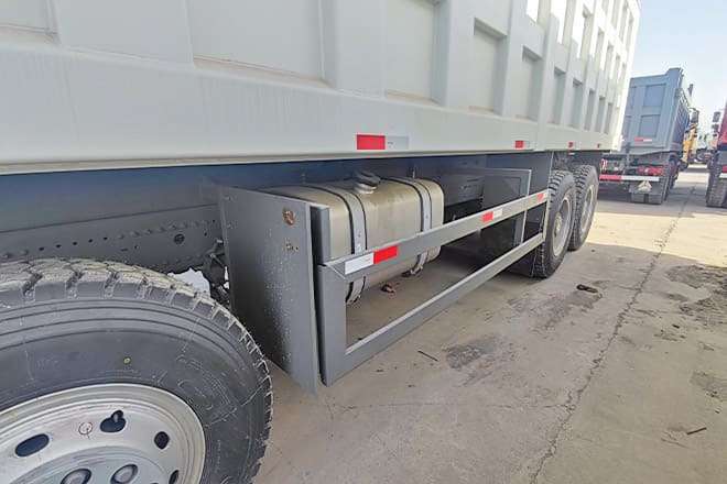 SINOTRUK Sino Howo 8x4 Dump truck for Sale in Senegal - מזהיר: תמונה 5 SINOTRUK Sino Howo 8x4 Dump truck for Sale in Senegal - מזהיר: תמונה 5