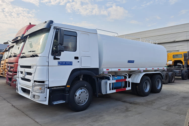SINOTRUK Water Sprinkler Tanker for Sale in Malawi - משאית מכל: תמונה 1 SINOTRUK Water Sprinkler Tanker for Sale in Malawi - משאית מכל: תמונה 1