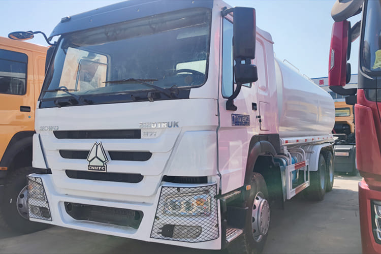 SINOTRUK Water Sprinkler Tanker for Sale in Malawi - משאית מכל: תמונה 3 SINOTRUK Water Sprinkler Tanker for Sale in Malawi - משאית מכל: תמונה 3