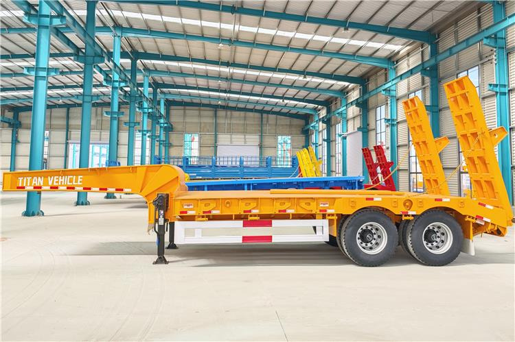 TITAN 2 Axle Low Loader Truck Trailer for Sale In Uganda - סמיטריילר עם מטען נמוך: תמונה 2 TITAN 2 Axle Low Loader Truck Trailer for Sale In Uganda - סמיטריילר עם מטען נמוך: תמונה 2