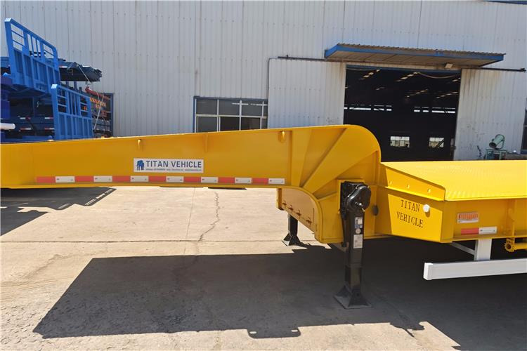 TITAN 40ft Low Bed Trailer with Hydraulic Folding Ladder for Sale In Malawi - סמיטריילר עם מטען נמוך: תמונה 3 TITAN 40ft Low Bed Trailer with Hydraulic Folding Ladder for Sale In Malawi - סמיטריילר עם מטען נמוך: תמונה 3
