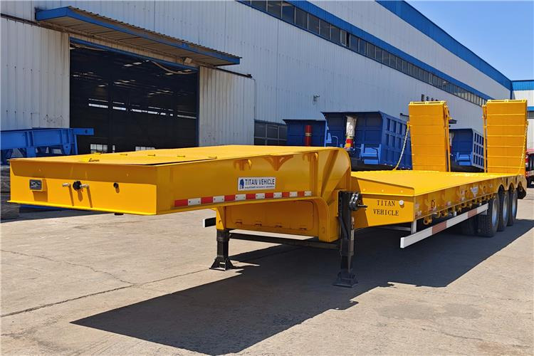 TITAN 40ft Low Bed Trailer with Hydraulic Folding Ladder for Sale In Malawi - סמיטריילר עם מטען נמוך: תמונה 1 TITAN 40ft Low Bed Trailer with Hydraulic Folding Ladder for Sale In Malawi - סמיטריילר עם מטען נמוך: תמונה 1