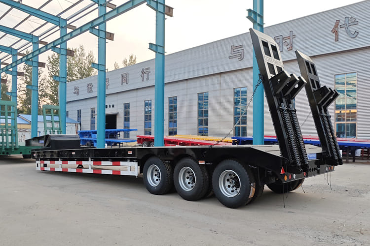 TITAN Low Bed Semi Trailer for Sale in Zambia - סמיטריילר עם מטען נמוך: תמונה 2 TITAN Low Bed Semi Trailer for Sale in Zambia - סמיטריילר עם מטען נמוך: תמונה 2