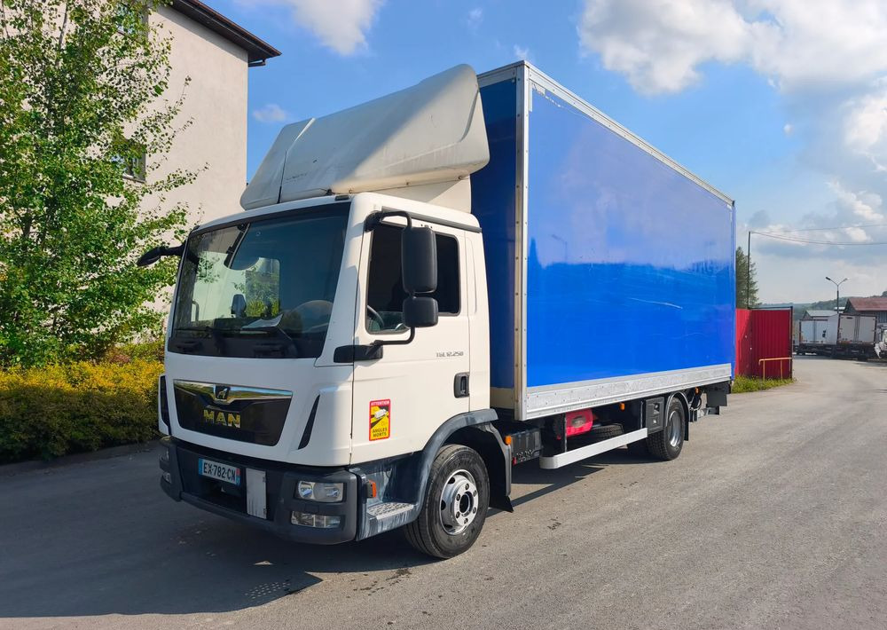 MAN TGL 12.250 kontener 6,2 , winda - משאית תיבה: תמונה 1 MAN TGL 12.250 kontener 6,2 , winda - משאית תיבה: תמונה 1