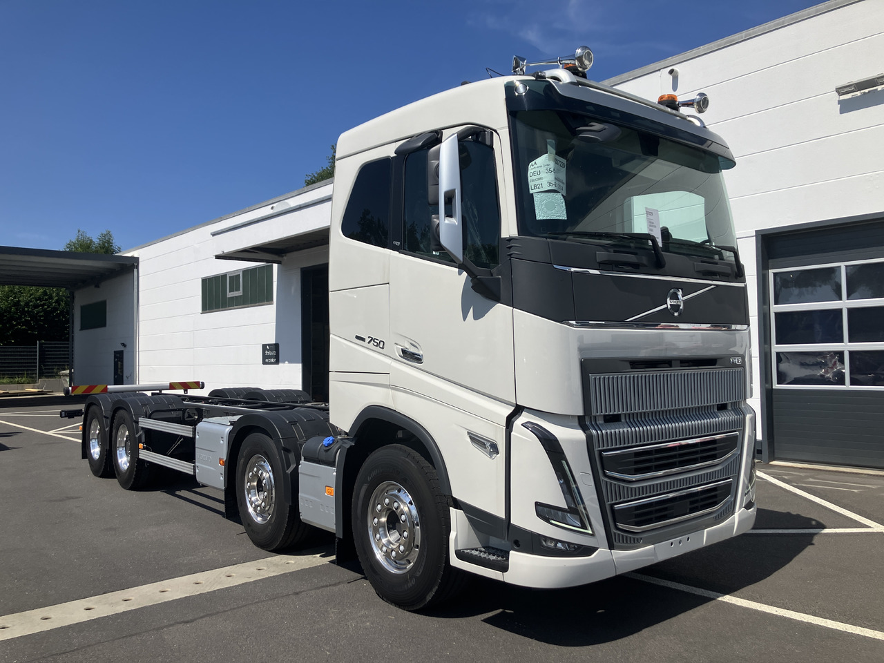 VOLVO FH16 750 8x4 Chassis - משאית עם שלדת תא: תמונה 1 VOLVO FH16 750 8x4 Chassis - משאית עם שלדת תא: תמונה 1