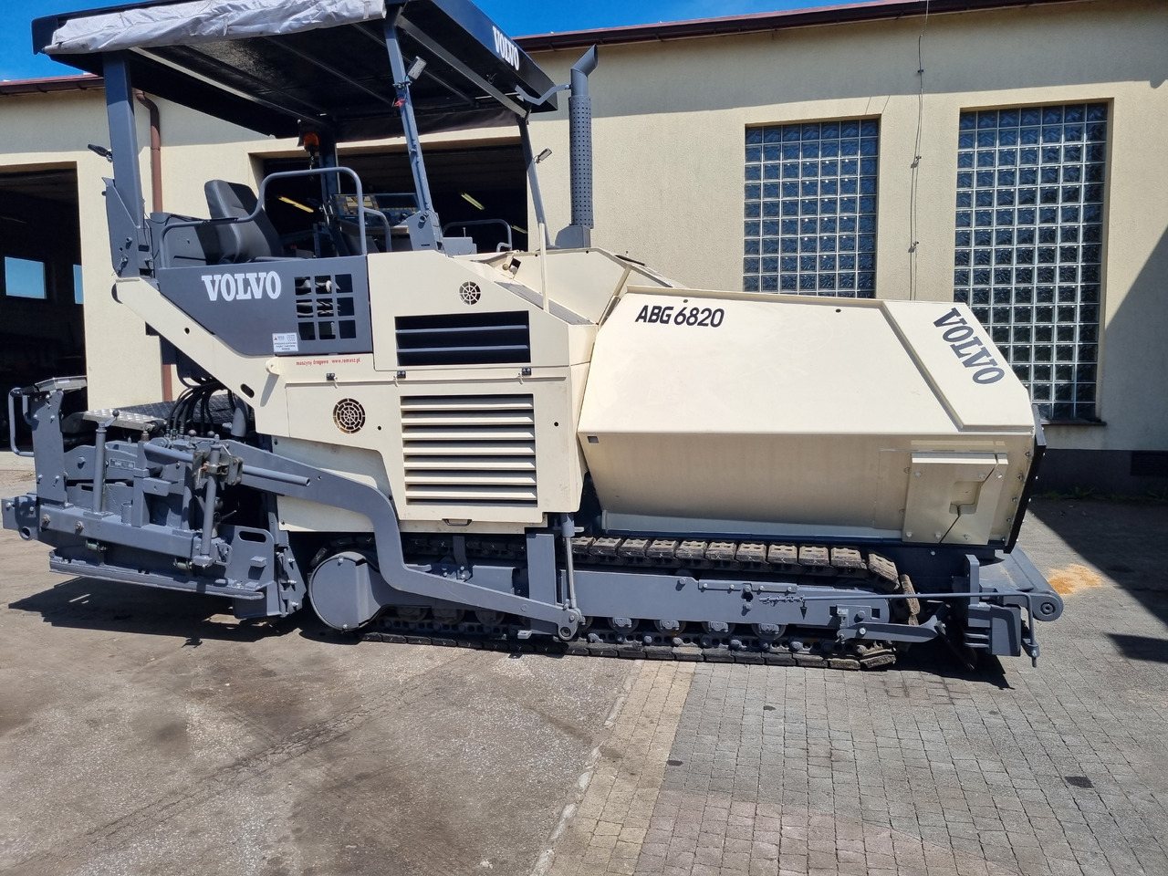 VOLVO TITAN 6820 - מרצף אספלט: תמונה 3 VOLVO TITAN 6820 - מרצף אספלט: תמונה 3