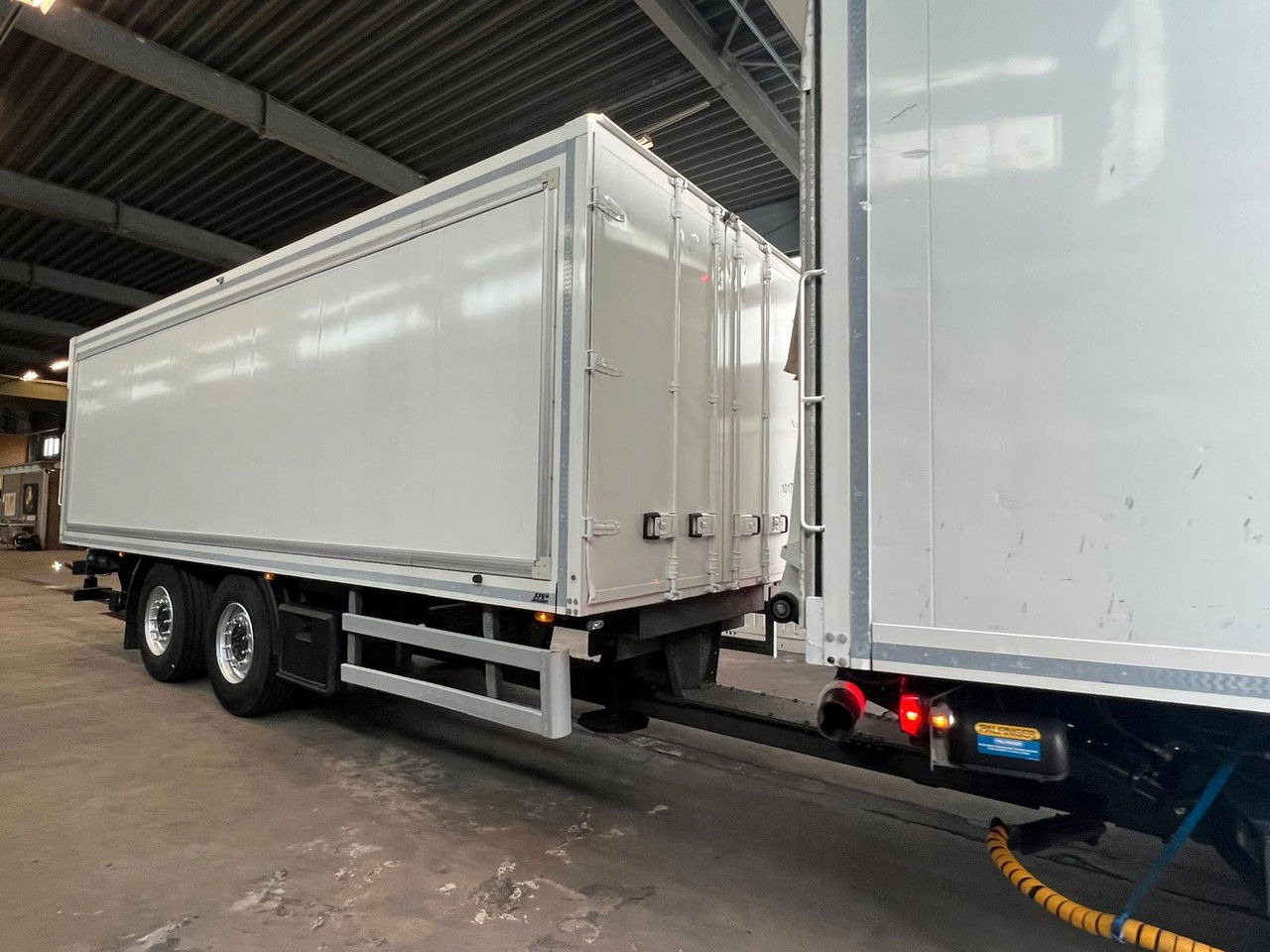 Mercedes-Benz Actros 2543 Komplettzug Voll-Luft - Lange Koffer - משאית תיבה: תמונה 3 Mercedes-Benz Actros 2543 Komplettzug Voll-Luft - Lange Koffer - משאית תיבה: תמונה 3