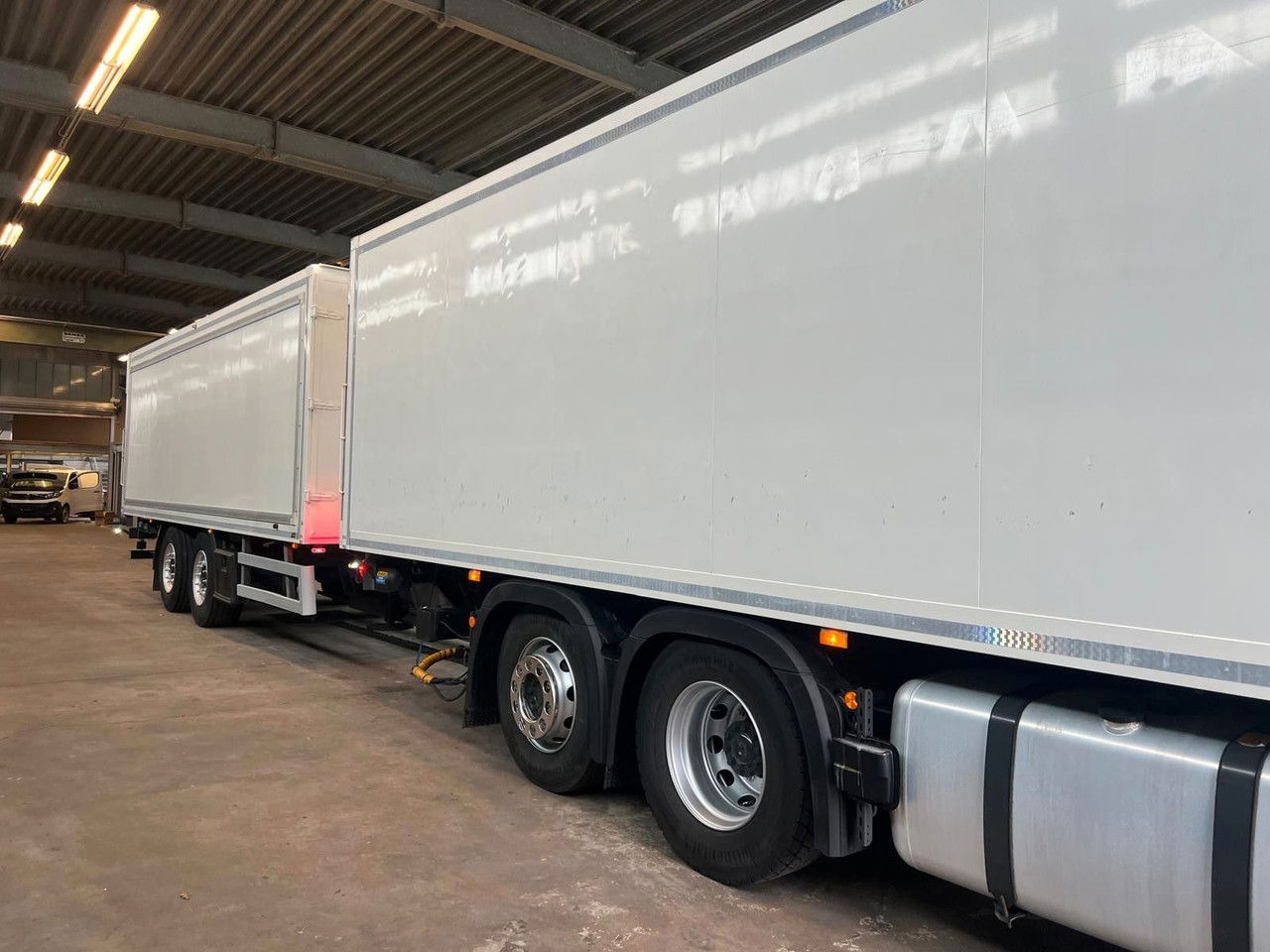 Mercedes-Benz Actros 2543 Komplettzug Voll-Luft - Lange Koffer - משאית תיבה: תמונה 2 Mercedes-Benz Actros 2543 Komplettzug Voll-Luft - Lange Koffer - משאית תיבה: תמונה 2