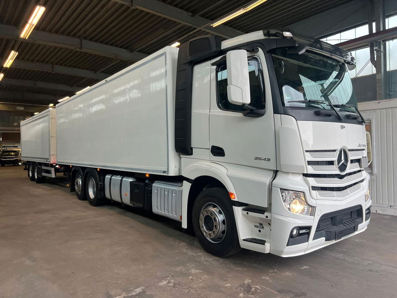Mercedes-Benz Actros 2543 Komplettzug Voll-Luft - Lange Koffer - משאית תיבה: תמונה 1 Mercedes-Benz Actros 2543 Komplettzug Voll-Luft - Lange Koffer - משאית תיבה: תמונה 1