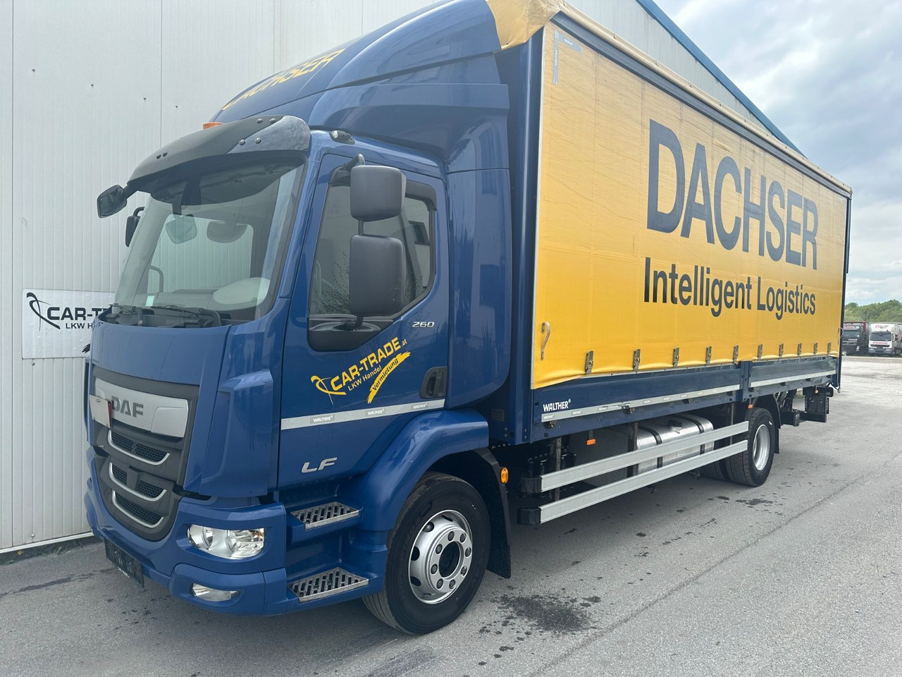 DAF LF 260 - משאית וילונות צד: תמונה 1 DAF LF 260 - משאית וילונות צד: תמונה 1
