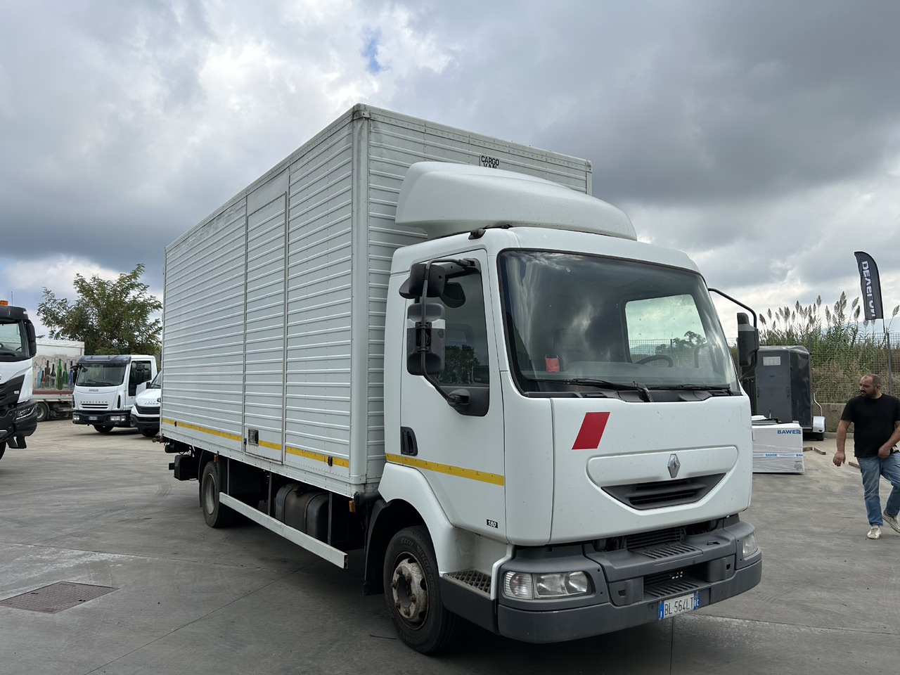 RENAULT Midlum 180 con furgonatarura e sponda - משאית תיבה: תמונה 2 RENAULT Midlum 180 con furgonatarura e sponda - משאית תיבה: תמונה 2