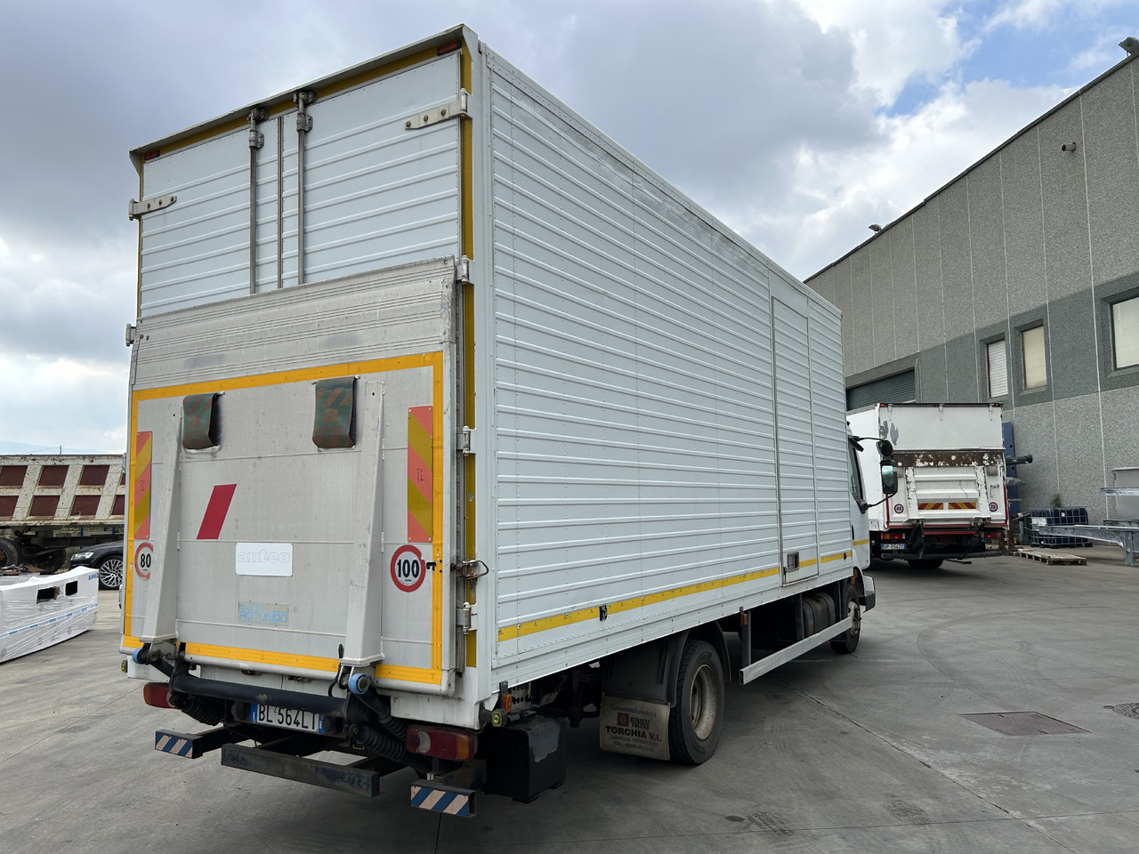 RENAULT Midlum 180 con furgonatarura e sponda - משאית תיבה: תמונה 3 RENAULT Midlum 180 con furgonatarura e sponda - משאית תיבה: תמונה 3