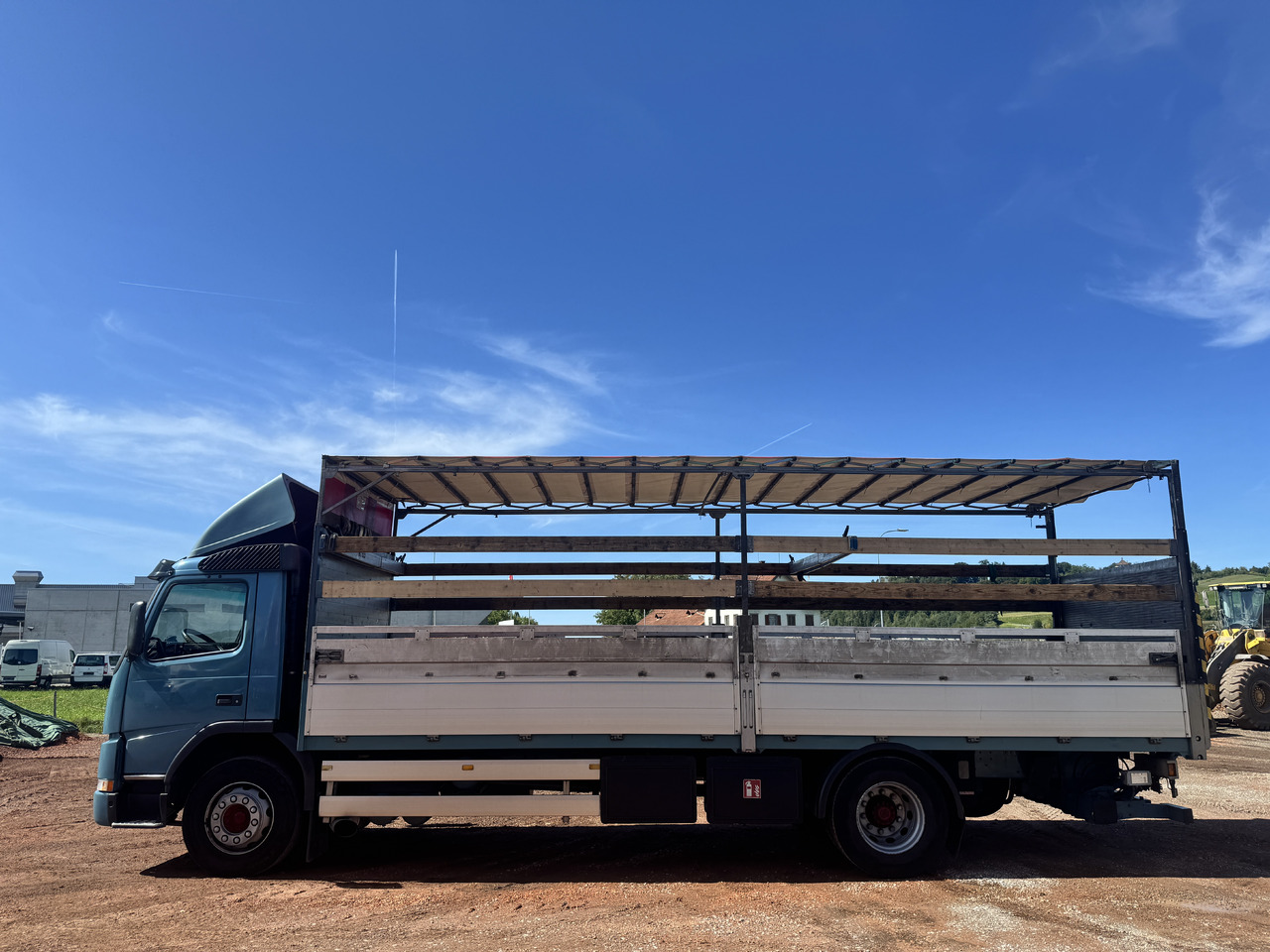VOLVO FM7-290 4x2 Blache-Hebebühne - משאית וילונות צד: תמונה 2 VOLVO FM7-290 4x2 Blache-Hebebühne - משאית וילונות צד: תמונה 2