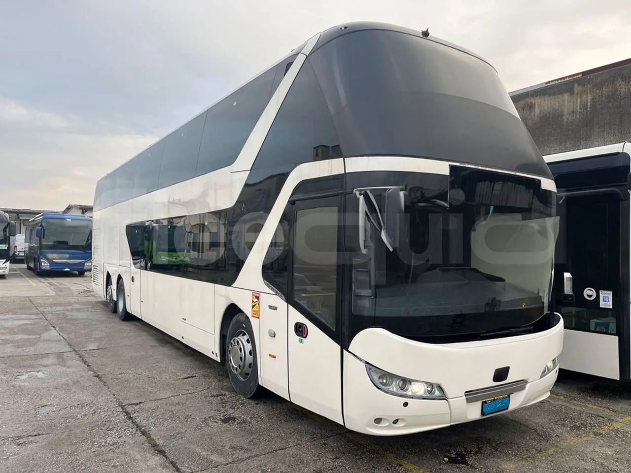 Neoplan Skyliner - אוטובוס דו-קומתי: תמונה 1 Neoplan Skyliner - אוטובוס דו-קומתי: תמונה 1