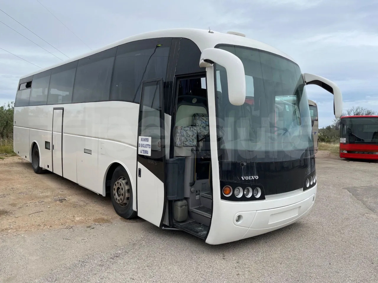 Volvo B12 - אוטובוס בין עירוני: תמונה 1 Volvo B12 - אוטובוס בין עירוני: תמונה 1