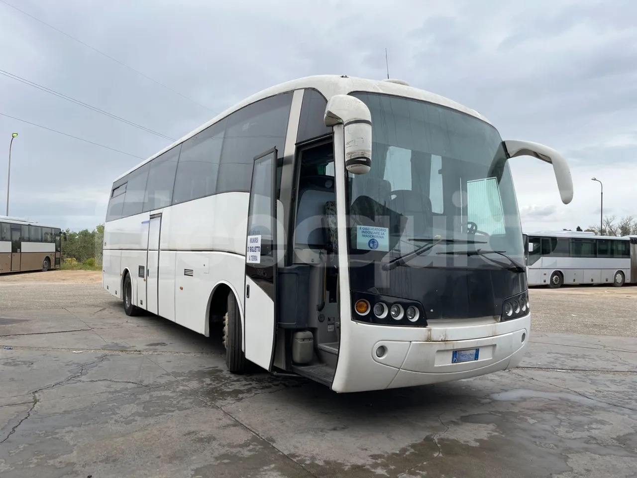 Volvo B12 - אוטובוס בין עירוני: תמונה 1 Volvo B12 - אוטובוס בין עירוני: תמונה 1