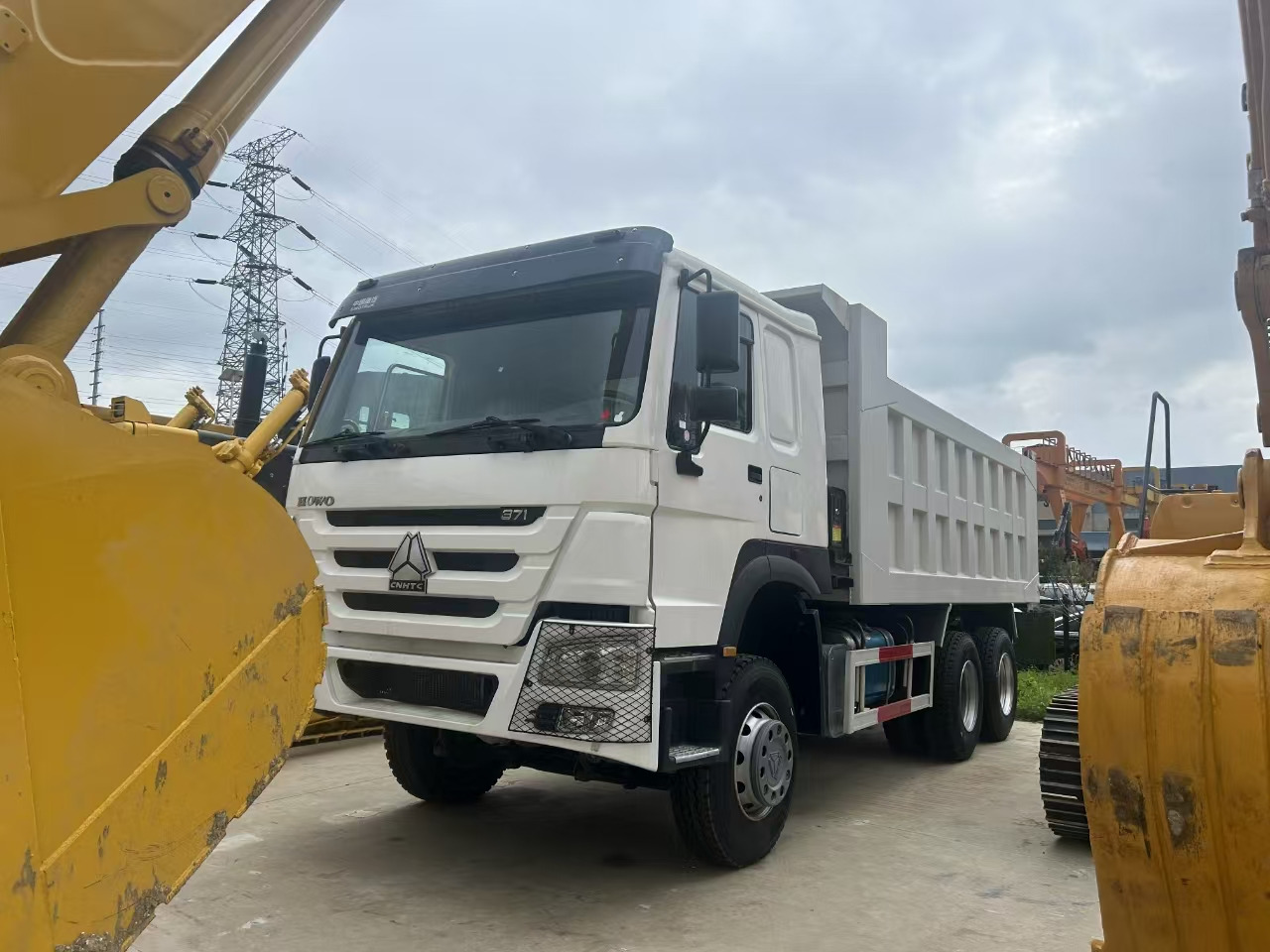 SINOTRUK howo 371 6x4 dump truck - מסיר פסולת: תמונה 4 SINOTRUK howo 371 6x4 dump truck - מסיר פסולת: תמונה 4