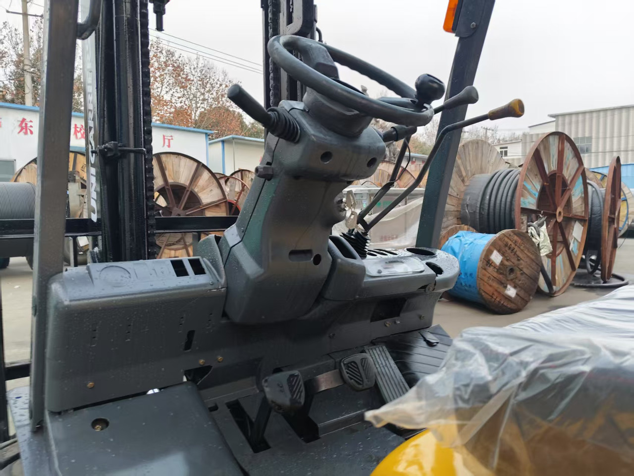 TCM FD30 Japan brand used 3 ton diesel forklift Customizable mast clamps - מלגזת סולר: תמונה 3 TCM FD30 Japan brand used 3 ton diesel forklift Customizable mast clamps - מלגזת סולר: תמונה 3
