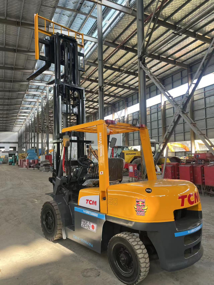 TCM fd50 japan brand original 5 ton diesel forklift 3 section 4.5m Customizable mast clamp side shift - מלגזת סולר: תמונה 3 TCM fd50 japan brand original 5 ton diesel forklift 3 section 4.5m Customizable mast clamp side shift - מלגזת סולר: תמונה 3