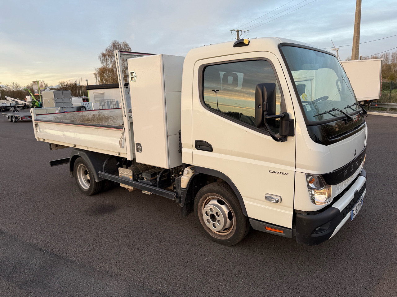 Mitsubishi Canter Fuso - כלי רכב מסחרי מזהיר: תמונה 1 Mitsubishi Canter Fuso - כלי רכב מסחרי מזהיר: תמונה 1
