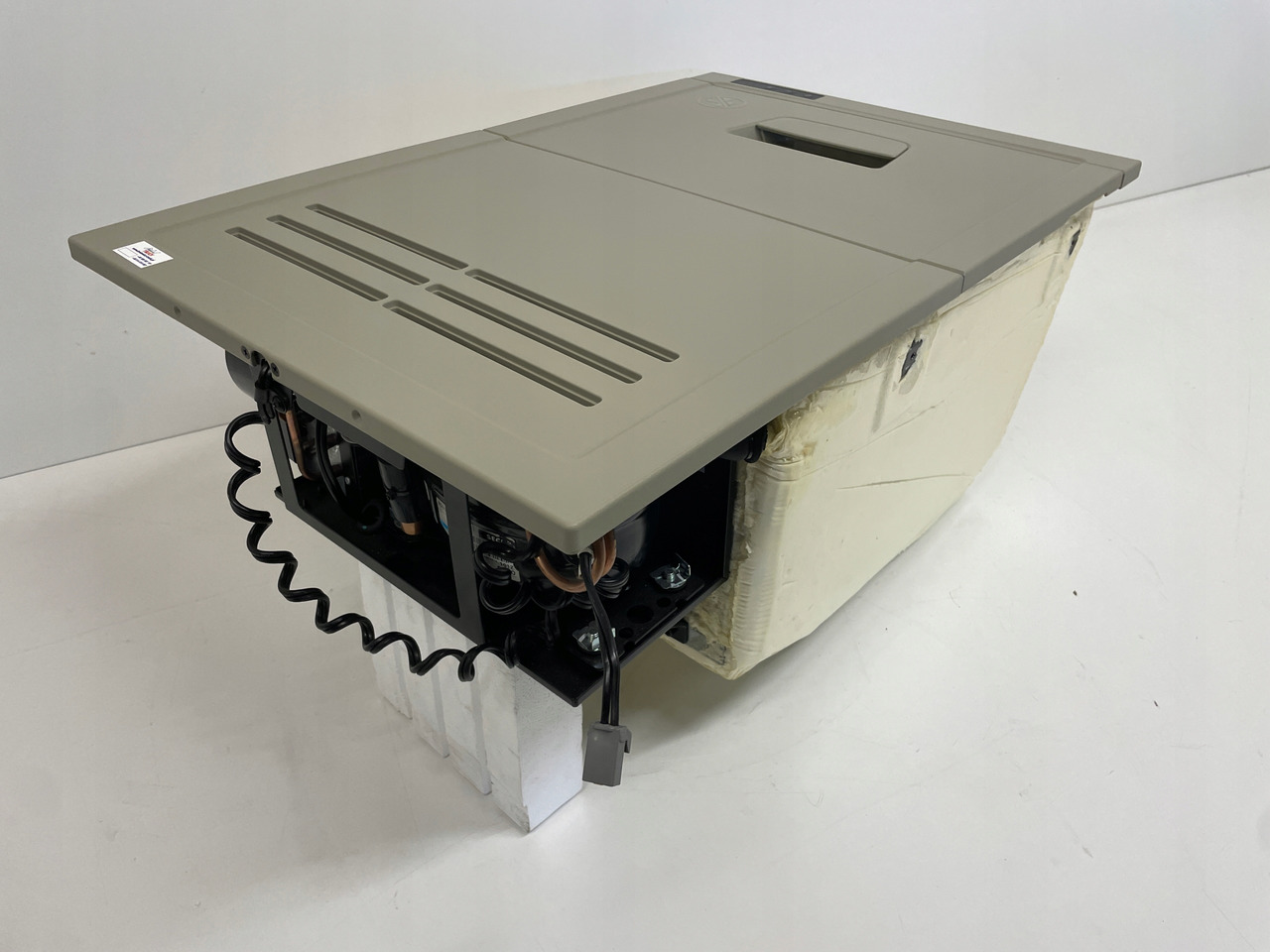 LODÓWKA CHŁODZIARKA VOLVO FH4 FH 4 P82174077 - תא ופנים הרכב עבור משאית: תמונה 3 LODÓWKA CHŁODZIARKA VOLVO FH4 FH 4 P82174077 - תא ופנים הרכב עבור משאית: תמונה 3