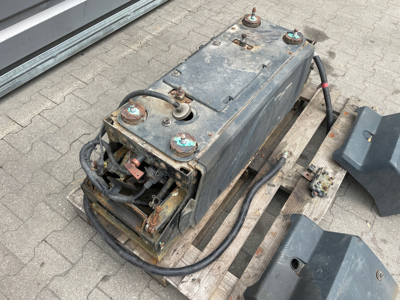 SKRZYNIA SKRZYNKA NA AKUMULATORY MAN TGX TGS 81418606147 - מצבר עבור משאית: תמונה 3 SKRZYNIA SKRZYNKA NA AKUMULATORY MAN TGX TGS 81418606147 - מצבר עבור משאית: תמונה 3