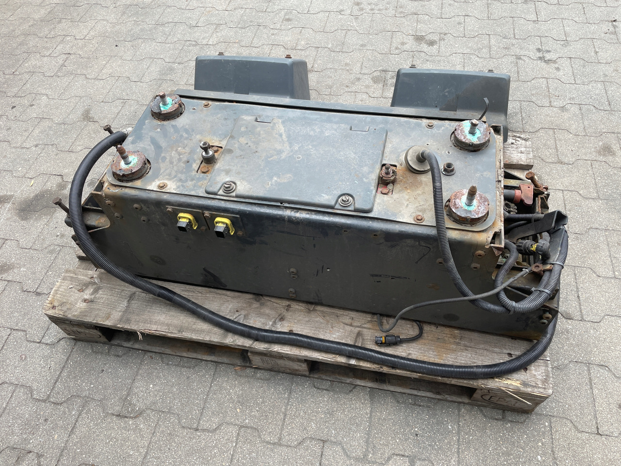 SKRZYNIA SKRZYNKA NA AKUMULATORY MAN TGX TGS 81418606147 - מצבר עבור משאית: תמונה 4 SKRZYNIA SKRZYNKA NA AKUMULATORY MAN TGX TGS 81418606147 - מצבר עבור משאית: תמונה 4