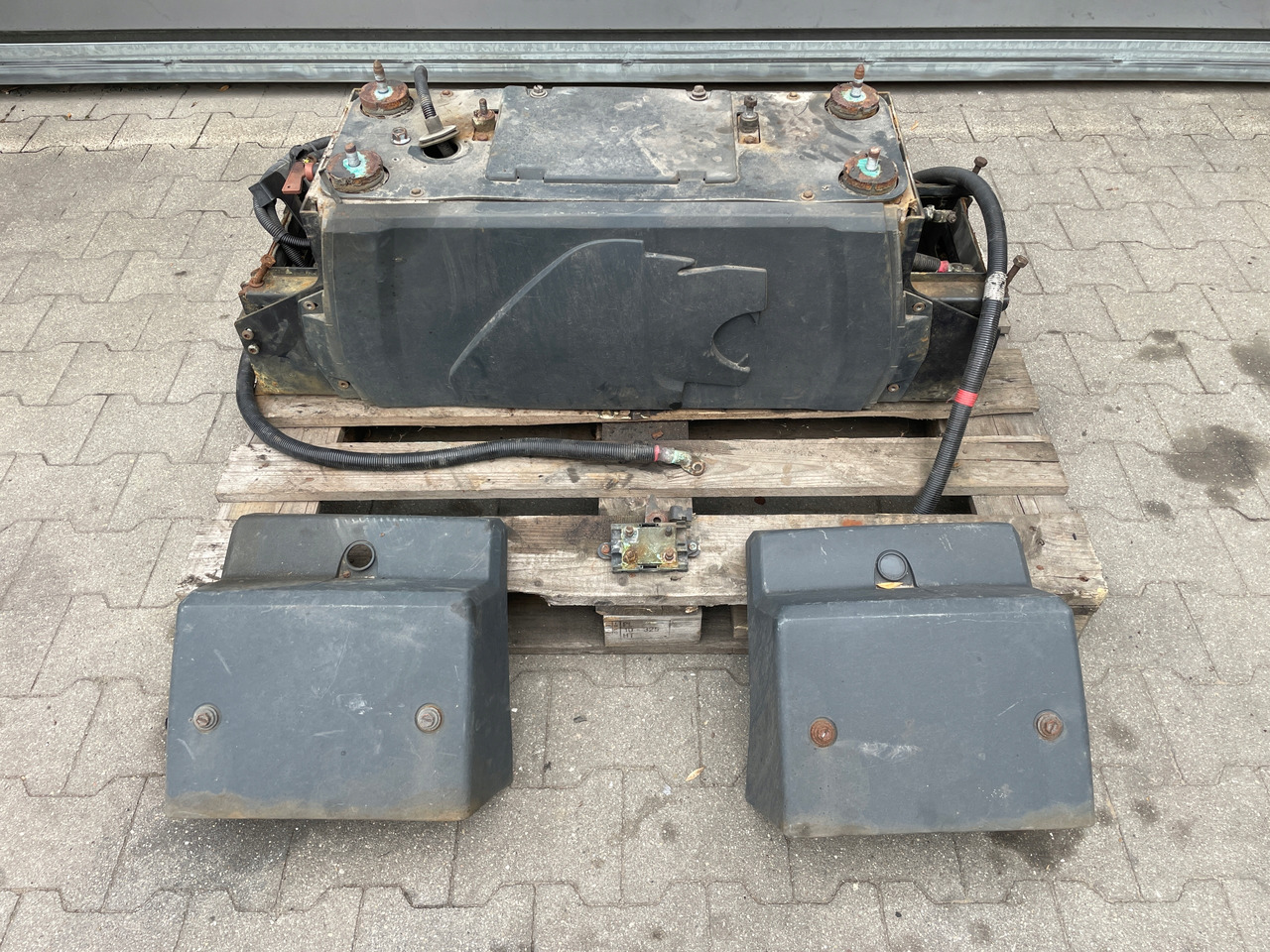 SKRZYNIA SKRZYNKA NA AKUMULATORY MAN TGX TGS 81418606147 - מצבר עבור משאית: תמונה 2 SKRZYNIA SKRZYNKA NA AKUMULATORY MAN TGX TGS 81418606147 - מצבר עבור משאית: תמונה 2