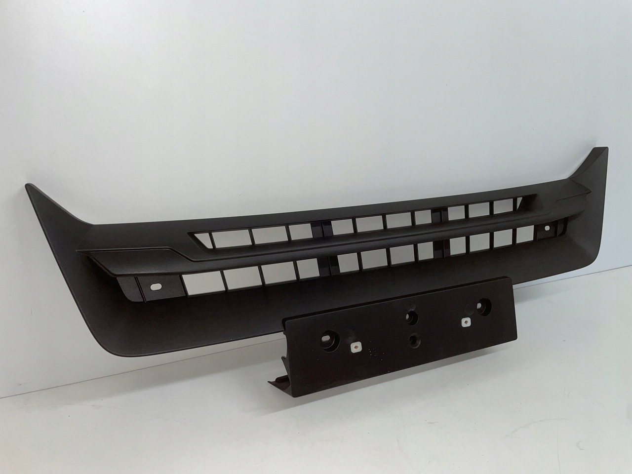 ŚRODKOWY GRILL CHROM ZDERZAKA MAN TGS TG3 TGS 3 ATRAPA 81416146086 - צעד: תמונה 2 ŚRODKOWY GRILL CHROM ZDERZAKA MAN TGS TG3 TGS 3 ATRAPA 81416146086 - צעד: תמונה 2