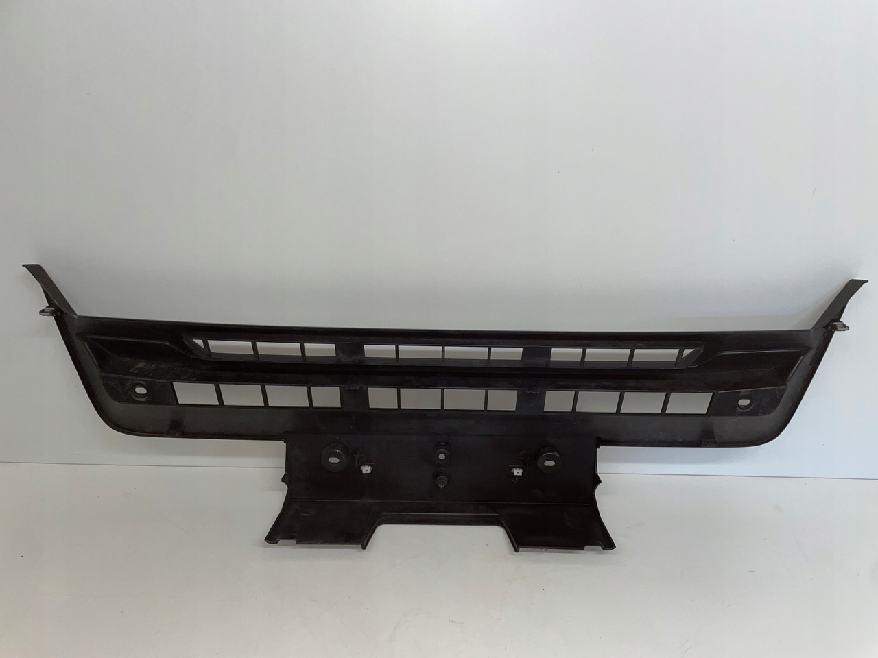 ŚRODKOWY GRILL CHROM ZDERZAKA MAN TGS TG3 TGS 3 ATRAPA 81416146086 - צעד: תמונה 4 ŚRODKOWY GRILL CHROM ZDERZAKA MAN TGS TG3 TGS 3 ATRAPA 81416146086 - צעד: תמונה 4