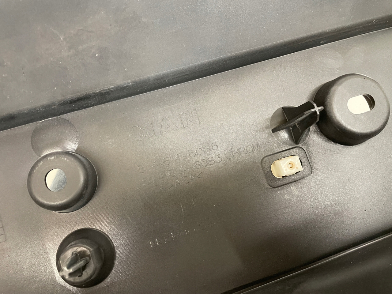 ŚRODKOWY GRILL CHROM ZDERZAKA MAN TGS TG3 TGS 3 ATRAPA 81416146086 - צעד: תמונה 5 ŚRODKOWY GRILL CHROM ZDERZAKA MAN TGS TG3 TGS 3 ATRAPA 81416146086 - צעד: תמונה 5