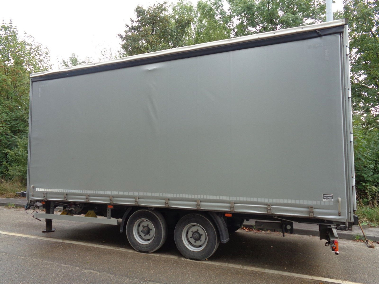 Fliegl TKF118 - קרון נגרר עם וילונות צד: תמונה 1 Fliegl TKF118 - קרון נגרר עם וילונות צד: תמונה 1