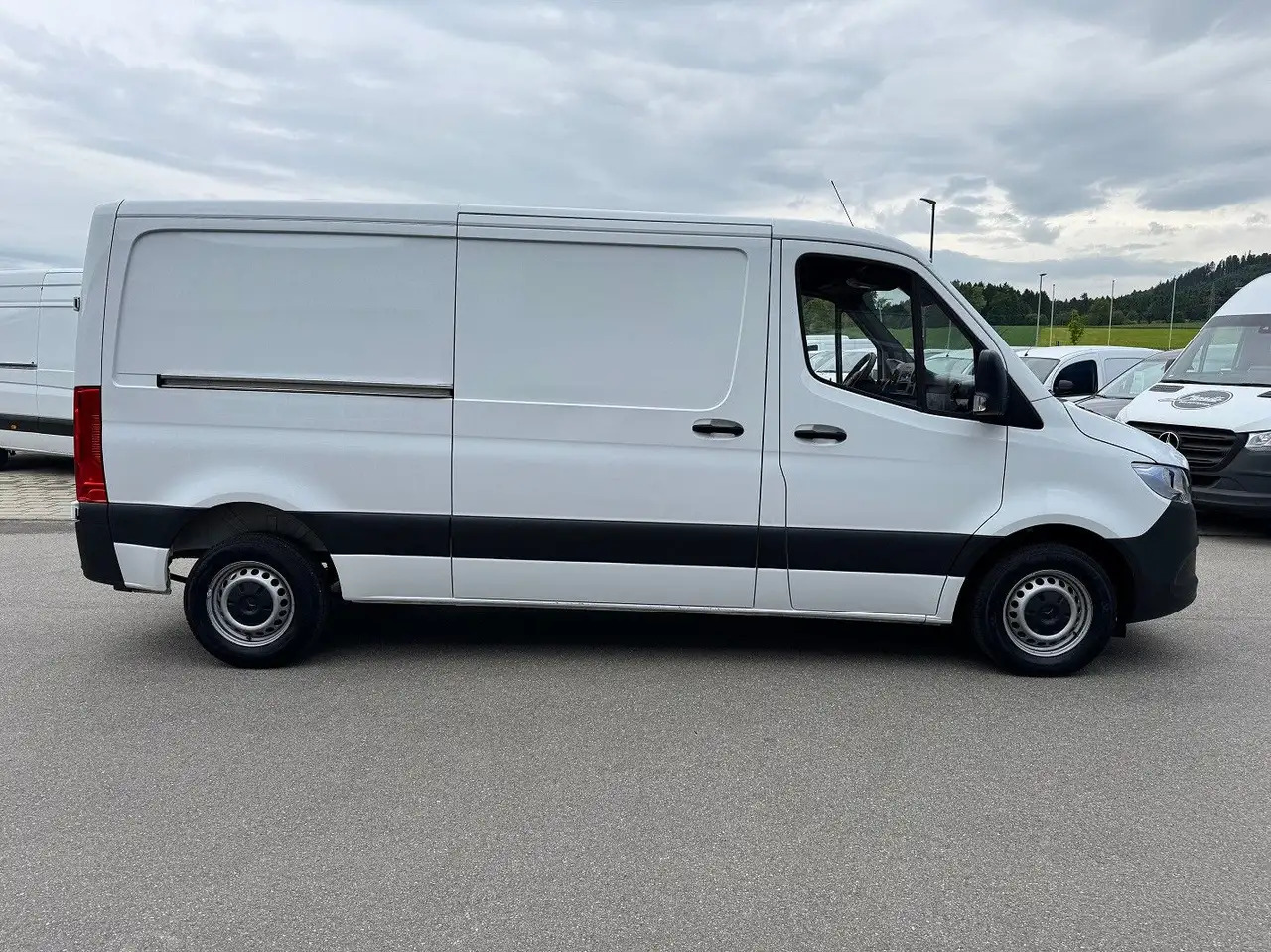 Mercedes-Benz Sprinter 215 CDI Flach Lang Klima FWD - כלי רכב מסחרי עם לוח: תמונה 4 Mercedes-Benz Sprinter 215 CDI Flach Lang Klima FWD - כלי רכב מסחרי עם לוח: תמונה 4