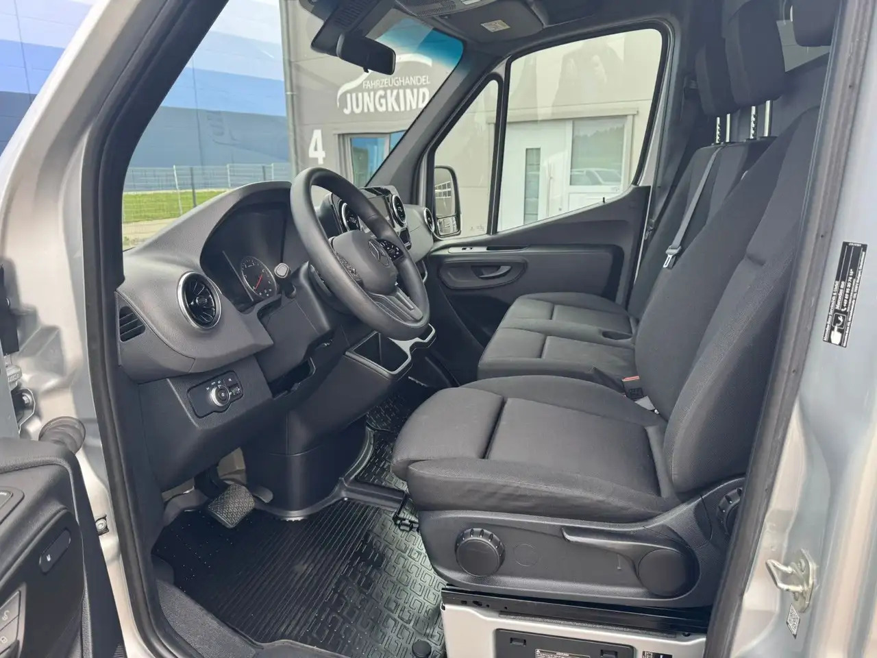 Mercedes-Benz Sprinter 317 CDI Flach Lang Silber Klima MBUX - כלי רכב מסחרי עם לוח: תמונה 4 Mercedes-Benz Sprinter 317 CDI Flach Lang Silber Klima MBUX - כלי רכב מסחרי עם לוח: תמונה 4
