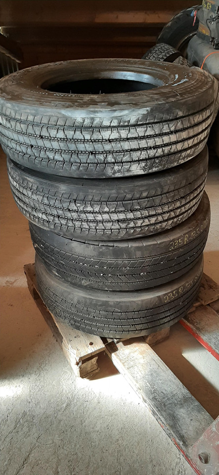 Gebrauchte FireStone FS 400 Reifen ohne Felgen, 235 / 75 R17,5 Artikel - Nr. : 81.99999 - 9999 - צמיג עבור משאית: תמונה 4 Gebrauchte FireStone FS 400 Reifen ohne Felgen, 235 / 75 R17,5 Artikel - Nr. : 81.99999 - 9999 - צמיג עבור משאית: תמונה 4